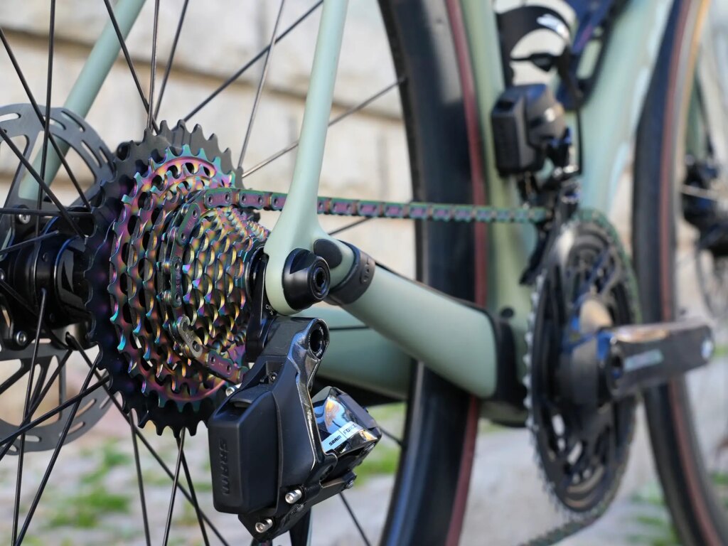 SRAM Red adds Oil Slick chain & cassette, PLUS fourbattery AXS charger
